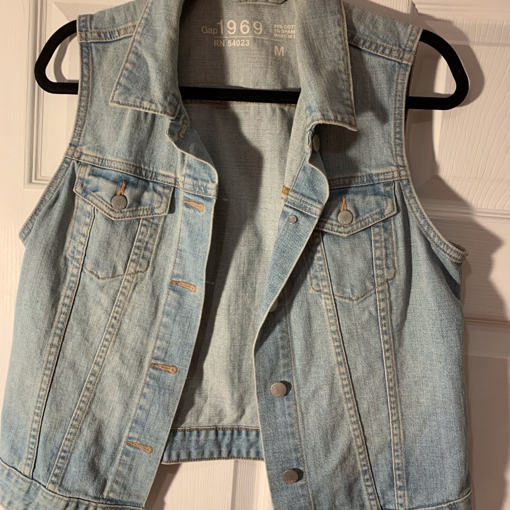 GAP SLEEVELESS DENIM JACKET